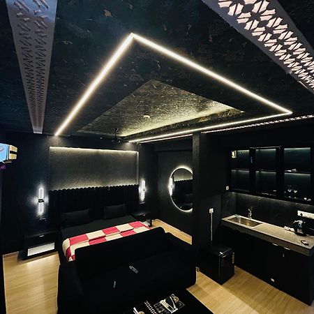 Shades Of Black 2 Otel Lucknow Dış mekan fotoğraf
