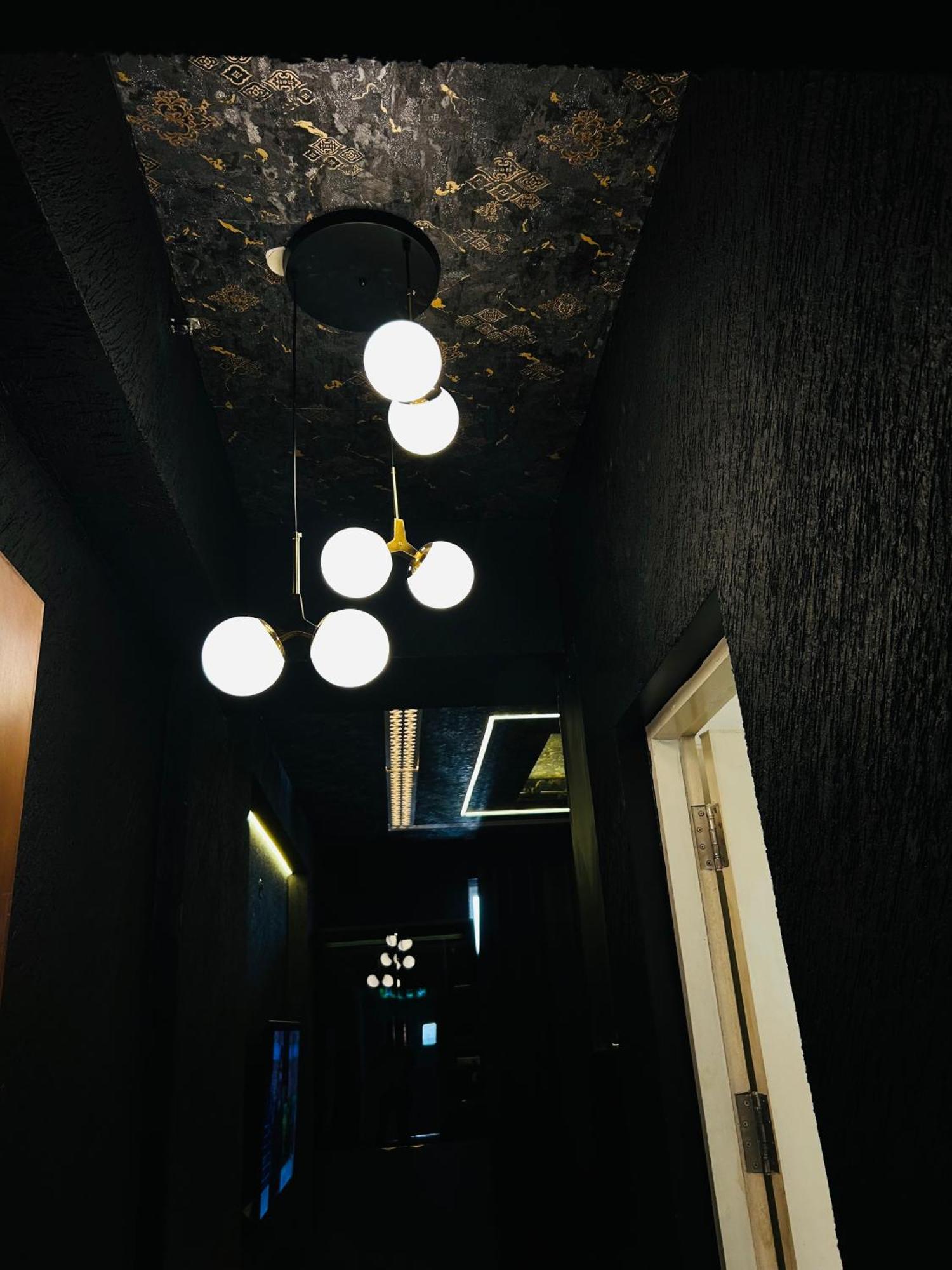 Shades Of Black 2 Otel Lucknow Dış mekan fotoğraf