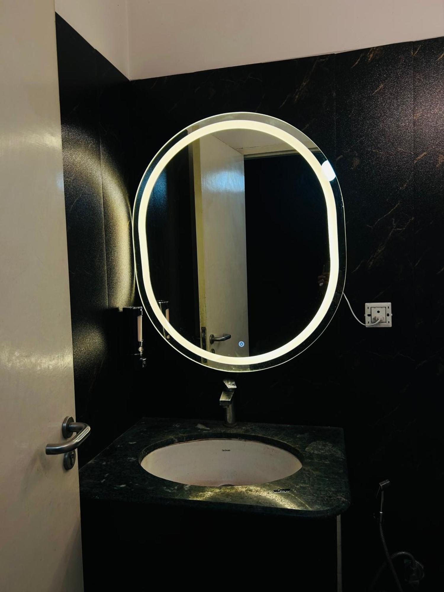 Shades Of Black 2 Otel Lucknow Dış mekan fotoğraf