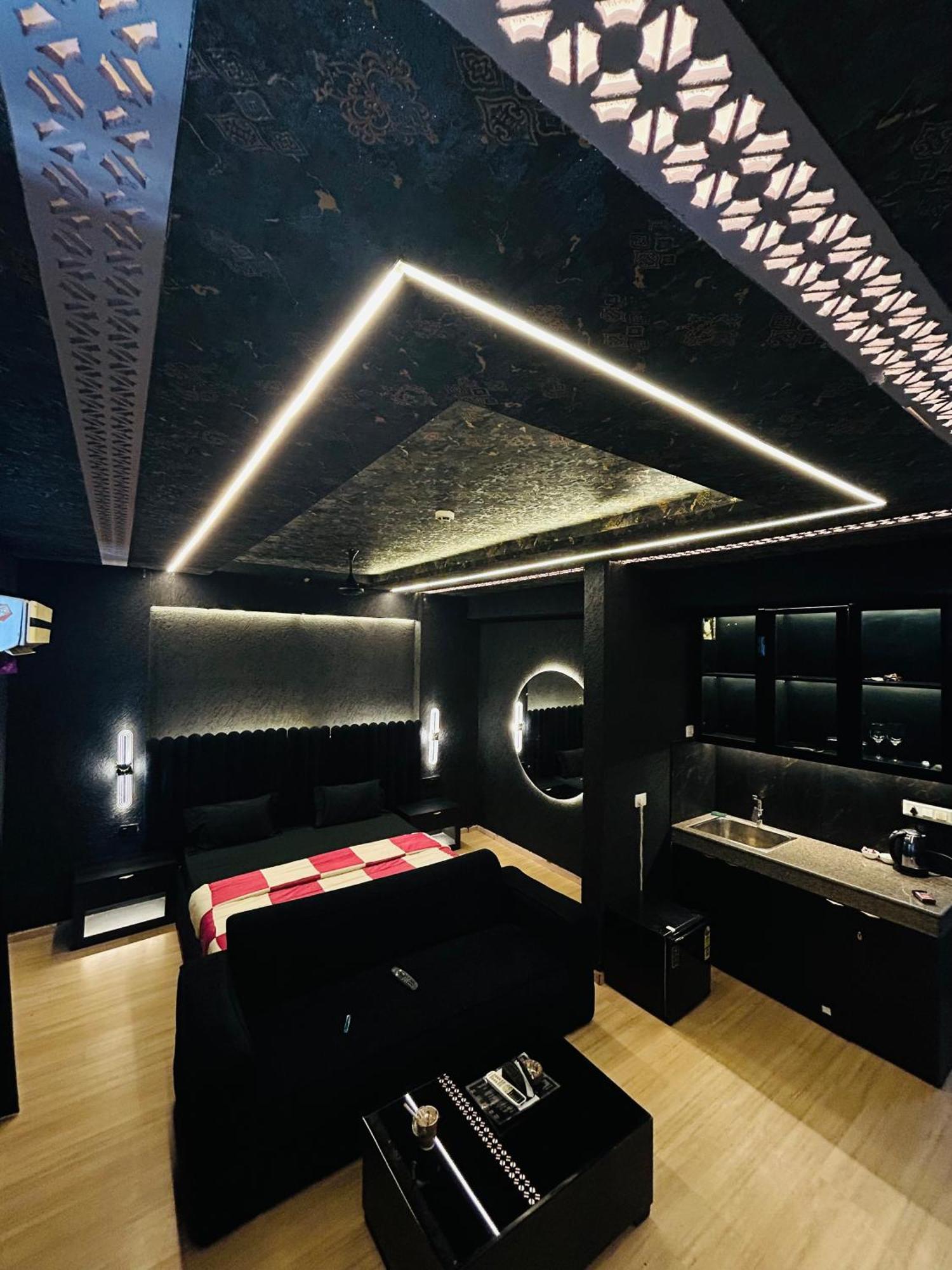 Shades Of Black 2 Otel Lucknow Dış mekan fotoğraf
